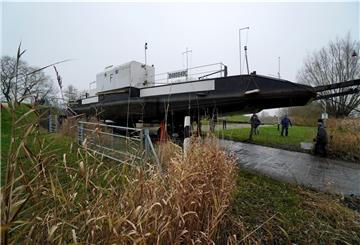 Mitarbeiter des Fährvereins Brobergen haben die denkmalgeschützte Fähre aus dem Wasser der Oste gezogen. Nach der Winterpause soll sie im Mai 2021 den Verkehr wieder aufnehmen. 