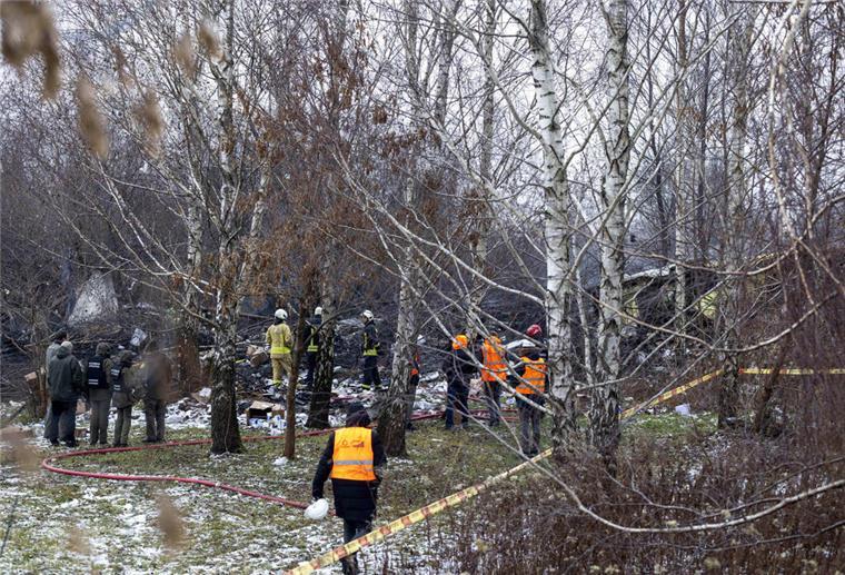 Frachtflugzeug aus Leipzig stürzt in Litauen ab: Mindestens ein Todesopfer Mitarbeiter des litauischen Katastrophenschutzministeriums arbeiten in der Nähe der Stelle, an der ein DHL-Frachtflugzeug in ein Haus in der Nähe der litauischen Hauptstadt Vilnius, Litauen, gestürzt is