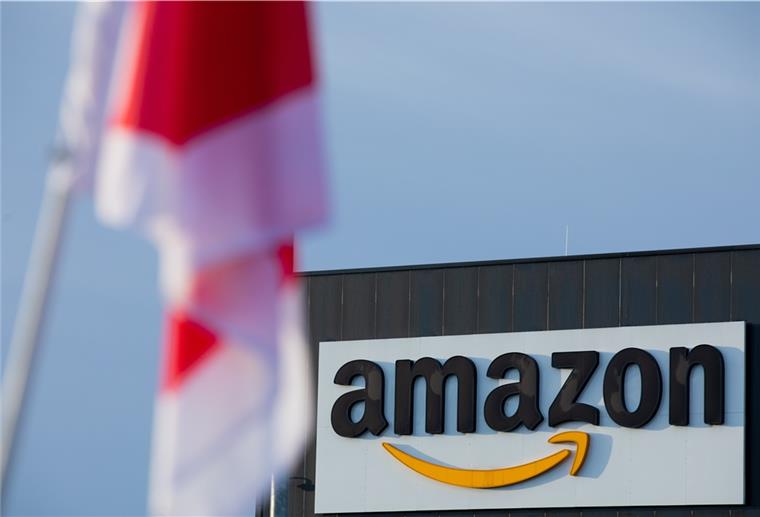 Amazon-Mitarbeiter legen die Arbeit nieder Mitarbeiter des Online-Händlers Amazon haben an mehreren Standorten ihre Arbeit niedergelegt.