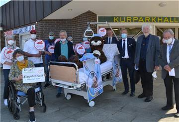 Mitarbeiter des Otterndorfer Krankenhauses demonstrierten vor der Kugelbake-Halle. 
