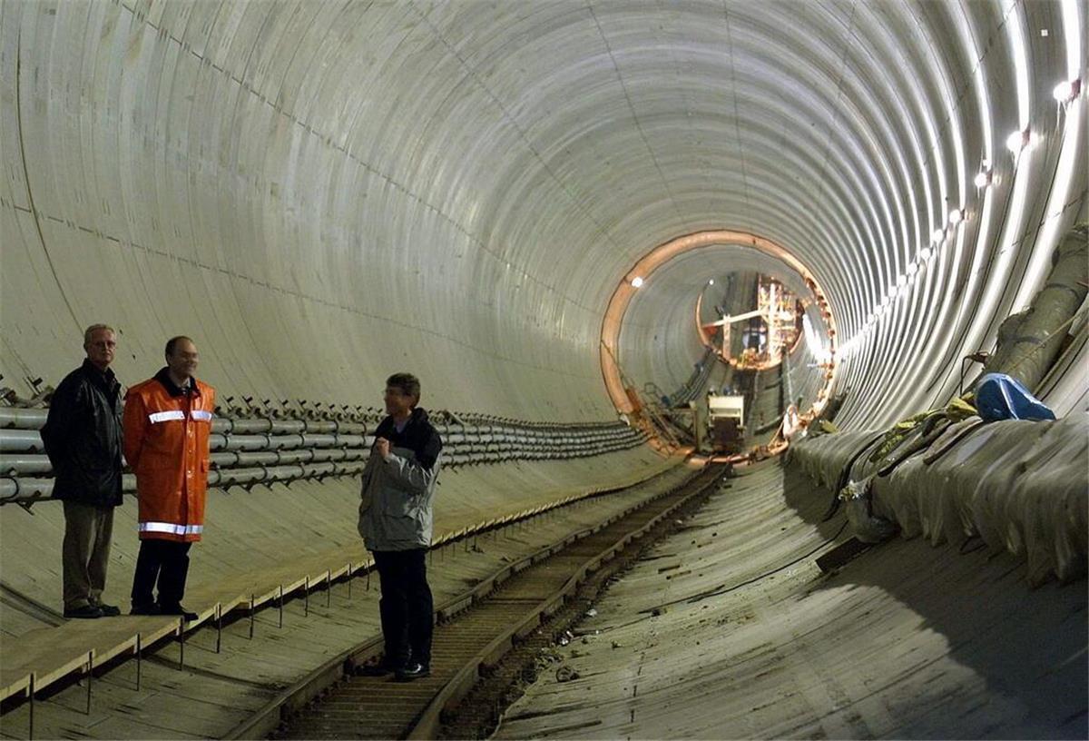 Wesertunnel: Ein Jahrhundertbauwerk feiert runden Geburtstag Mitarbeiter des Wesertunnel-Projekts begehen am 7. November 2001 kurz vor der offiziellen Durchstichfeier für die zweite Röhre des Wesertunnels die fertiggestellte erste Röhre.