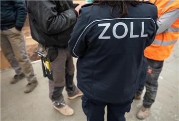 Mitarbeiter des Zolls kontrollieren hier Bauarbeiter, ob sie als Schwarzarbeiter unterwegs sind.