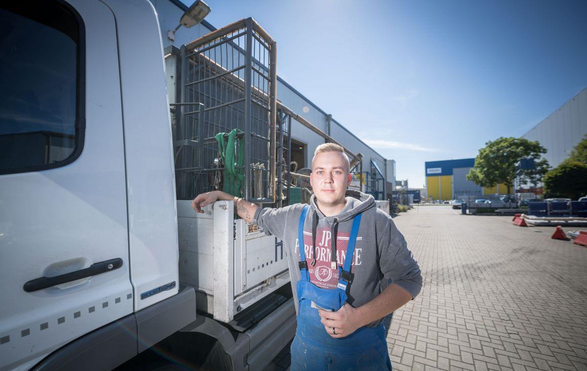 Neue Maut: In Bremerhaven und umzu wird mobil kontrolliert Mitarbeiter Kevin Tjaden zeigt LKW und Anhänger seiner Firma, die Zaun und Torsysteme GmbH Huth. Für das Bewegen des Fahrzeuges mit Anhänger wird eine Maut für die Straßennutzung fällig, die mittels Sendegerät in der Fahrerkabine von Messgeräten automatisch bei Kontrollen erfasst wird.