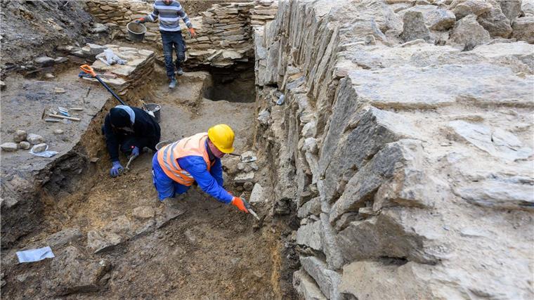 Silber ausgraben Mitarbeiter legen in der Altstadt von Freiberg die Reste eines rund 700 Jahre alten Gebäudes frei.