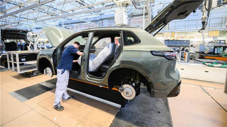 VW-Mitarbeiter erhalten Prämie noch einmal ungekürzt Mitarbeiter montieren in Wolfsburg den VW Tayron. (Archivbild)