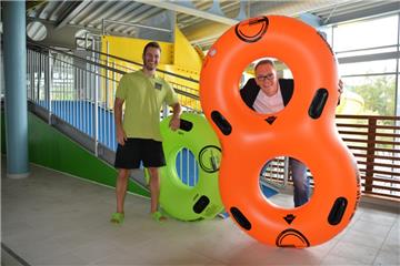 Mitarbeiter Nando Gutschera (links) und Badleiter Manuel Kuhn freuen sich auf die Eröffnung der neuen Attraktion der Moor-Therme. 