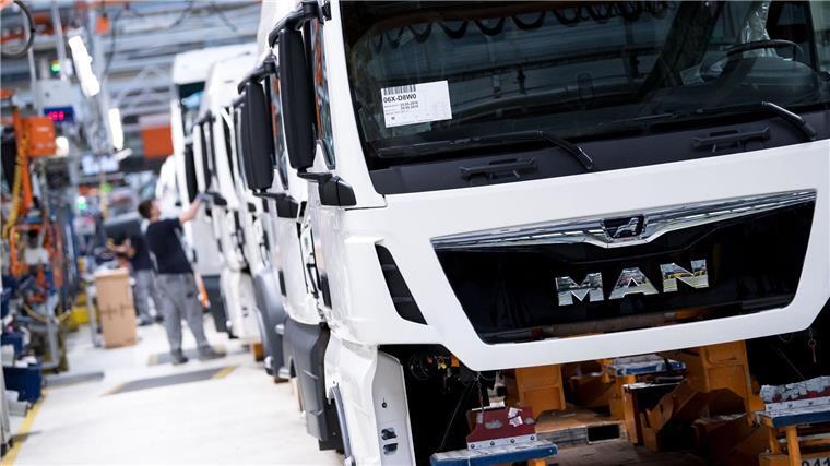 Mitarbeiter von MAN Truck & Bus arbeiten in einer Produktionsstraße. MAN Truck & Bus ist ein Unternehmen der Traton SE.