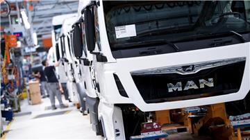 Mitarbeiter von MAN Truck & Bus arbeiten in einer Produktionsstraße. MAN Truck & Bus ist ein Unternehmen der Traton SE.