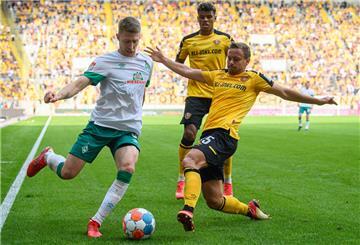 Fußball: 2. Bundesliga, SG Dynamo Dresden - SV Werder Bremen, 8. Spieltag, Rudolf-Harbig-Stadion. Dynamos Chris Löwe (r) und Ransford-Yeboah Königsdörffer (M) in Aktion gegen gegen Bremens Mitchell Weiser.