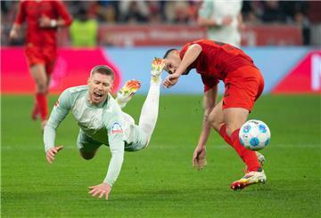 Mitchell Weiser von Bremen (l) und Raphael Guerreiro von München kämpfen um den Ball. Sportlich gab es für die Bremer in München am Freitagabend nichts zu holen.