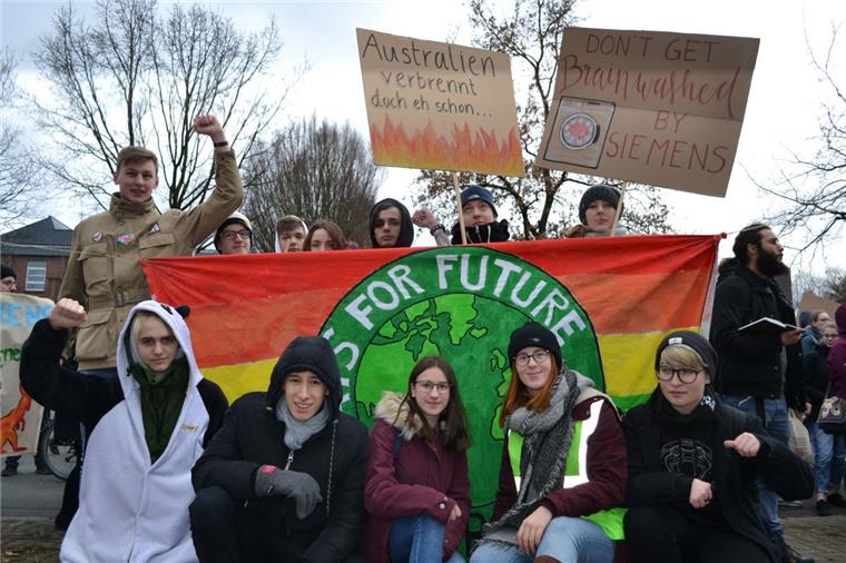Mitglieder der Bremerhavener "Fridays for Future"-Ortsgruppe demonstrierten am Freitag vor dem Siemens-Firmensitz in Bremen. 