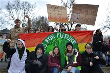 Mitglieder der Bremerhavener "Fridays for Future"-Ortsgruppe demonstrierten am Freitag vor dem Siemens-Firmensitz in Bremen. 