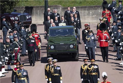 Mitglieder der britischen Königsfamilie folgen dem ungebauten Landrover mit dem Sarg von Prinz Philip während eines Trauerzugs in Richtung der St.-Georgs-Kapelle auf Schloss Windsor. 