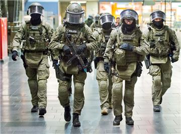 Mitglieder der Eliteeinheit GSG 9 haben fünf Rechtsterroristen in Sachsen verhaftet. 