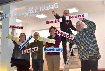 Mitglieder der evangelischen Allianz gestalten die Gebets-Oase in der Fußgängerzone (von links): Ada Zehe, Janusz Blonski, Iris Backhaus, Heidrun Hänsel und Christhard Elle.