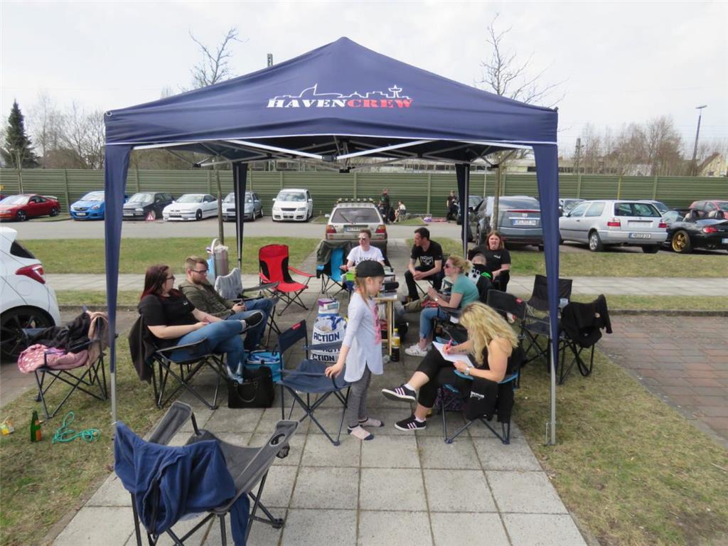Mitglieder der Haven Crew haben es sich unter einem von ihnen selbst gestalteten...