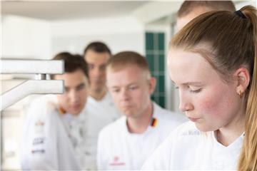Mitglieder der Köchenationalmannschaft kochen im La Spezia auf der „Mein Schiff 3“.