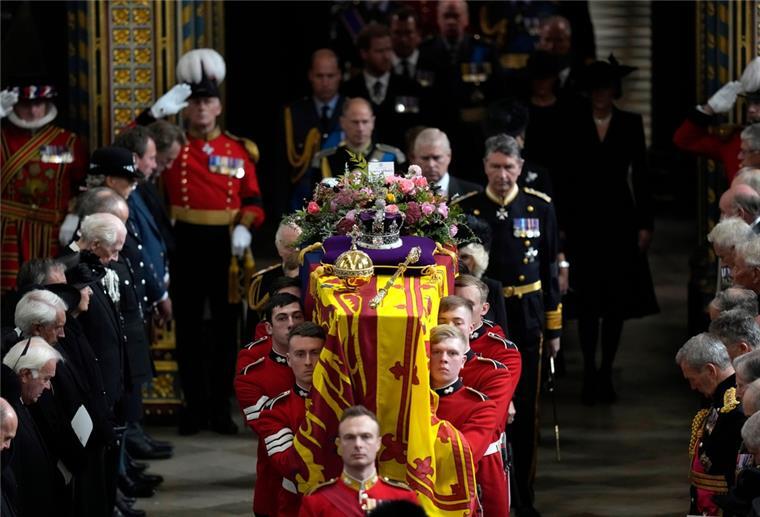 Mitglieder der königlichen Familie folgen dem Sarg von Königin Elizabeth II. nach der Trauerfeier vor der Beisetzung von Königin Elizabeth II. in der Westminster Abbey. 