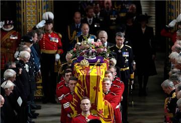 Mitglieder der königlichen Familie folgen dem Sarg von Königin Elizabeth II. nach der Trauerfeier vor der Beisetzung von Königin Elizabeth II. in der Westminster Abbey. 