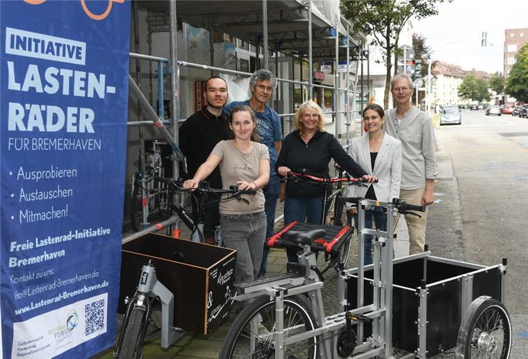 Mitglieder der Lastenradinitiative vor der neuen Geschäftsstelle im Haus des Werk e. V. (von links): Samuel Kotzan, Fiona Brinker, Dr. Hans Joachim Schmeck-Lindenau, Kerstin Rubin, Johanna Lichtenberg und Michael Arzenheimer.
