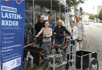 Mitglieder der Lastenradinitiative vor der neuen Geschäftsstelle im Haus des Werk e. V. (von links): Samuel Kotzan, Fiona Brinker, Dr. Hans Joachim Schmeck-Lindenau, Kerstin Rubin, Johanna Lichtenberg und Michael Arzenheimer.