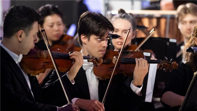 Mitglieder der Wiener Symphoniker spielen den Walzer „An der schönen blauen Donau“.