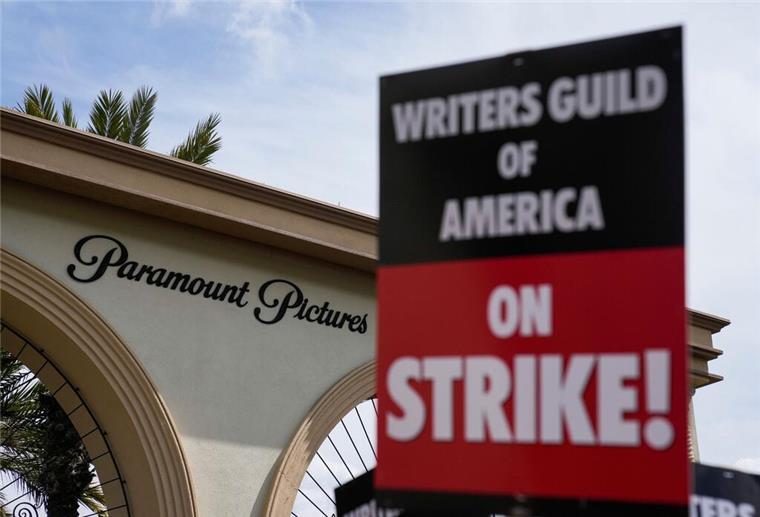 Mitglieder der Writers Guild of America demonstrieren vor dem Gelände der Paramount Pictures in Los Angeles.