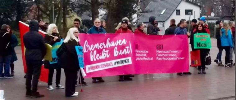 Mitglieder des "Aktionsbündnis gegen Rechts" bei einer Protestveranstaltung in Bremerhaven-Leherheide.