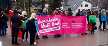 Mitglieder des "Aktionsbündnis gegen Rechts" bei einer Protestveranstaltung in Bremerhaven-Leherheide.