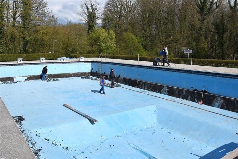 Mitglieder des Fördervereins bringen das Freibad Kirchtimke zurzeit in Schuss. Eine Kernsanierung wird es aber nicht geben. Deshalb ist unklar, wie lange das Bad noch erhalten werden kann. 