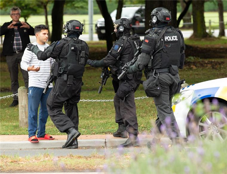 Mindestens 49 Tote bei Angriff auf Moscheen in Neuseeland Mitglieder einer Spezialeinheit der Polizei (AOS) drängen Schaulustige vor einer Moschee zurück.