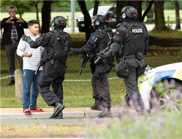 Mitglieder einer Spezialeinheit der Polizei (AOS) drängen Schaulustige vor einer Moschee zurück.

