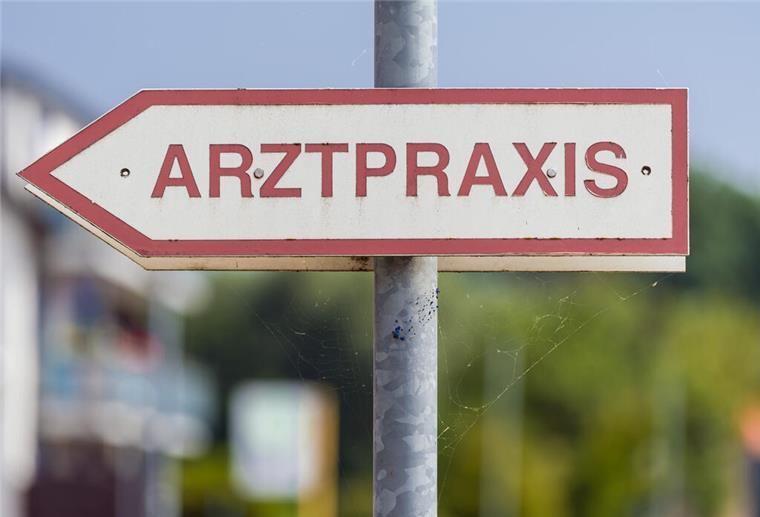 Ein Schild mit der Aufschrift "Arztpraxis"