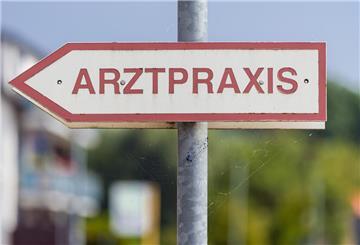 Ein Schild mit der Aufschrift "Arztpraxis"