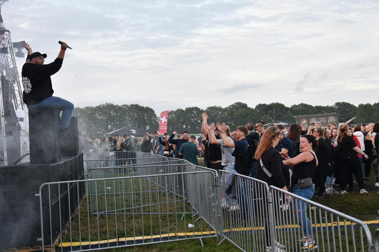 Mitorganisator Jens Roggenkamp alias DJ Roggi feiert mit dem Publikum zu "We wil...