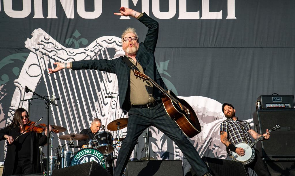 Mitreißender Irish FolkPunkRock mit Flogging Molly auf der Fire-Stage.