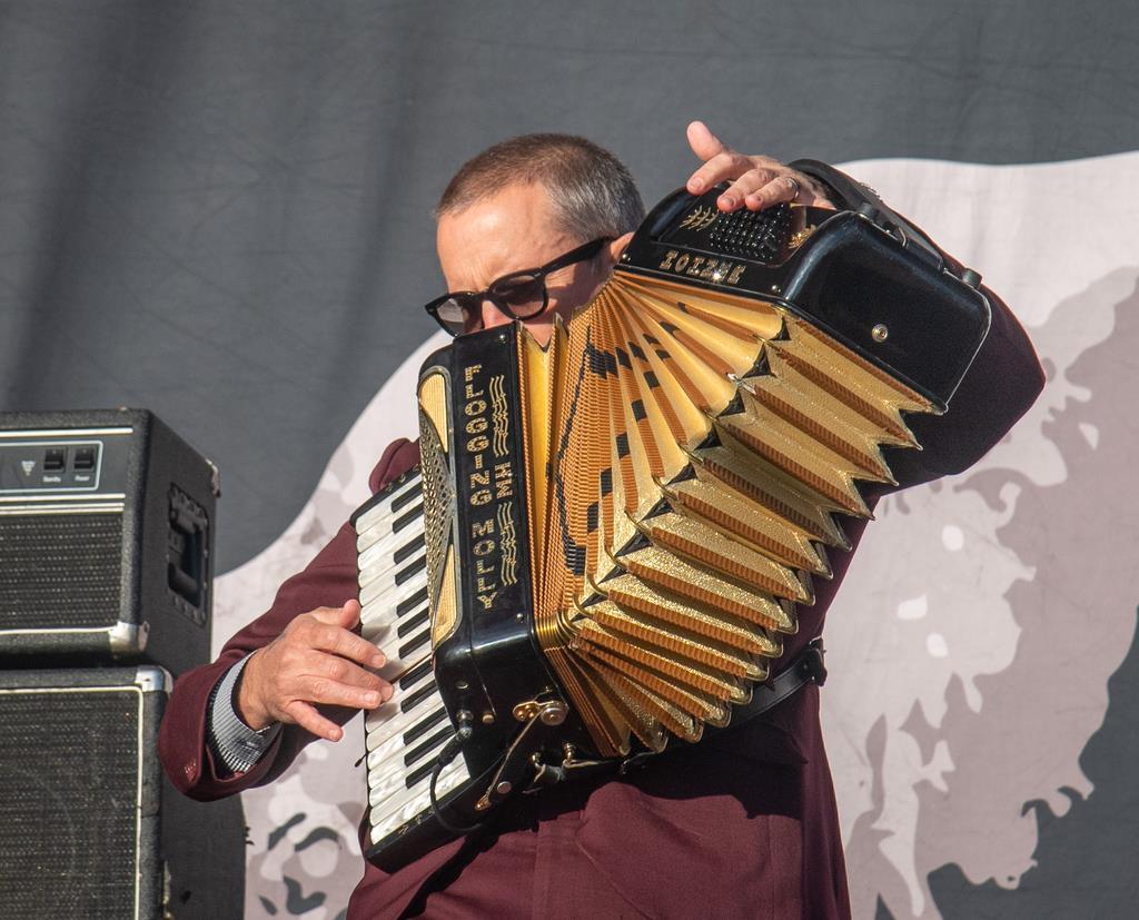 Mitreißender Irish FolkPunkRock mit Flogging Molly auf der Fire-Stage.