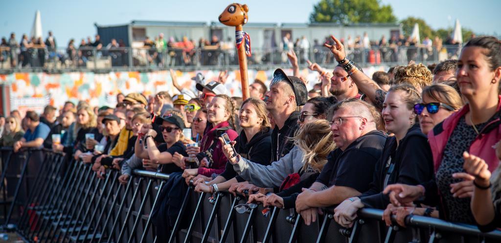 Mitreißender Irish FolkPunkRock mit Flogging Molly auf der Fire-Stage.