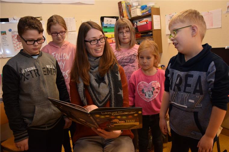 Mitstreiterinnen und Mistreiter gesucht: Volontärin Laura Nobel war am bundesweiten Vorlesetag 2018 in der Schule am Siel zu Gast. 2019 ist sie wieder dabei.
