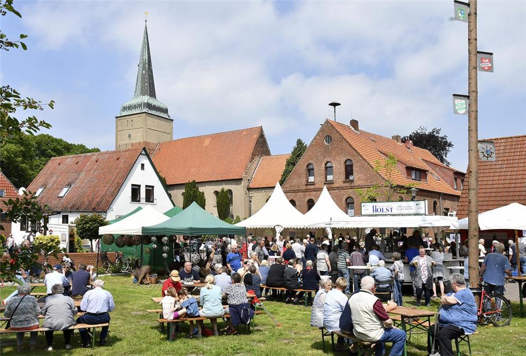 Mittags lassen sich die Gäste des Krabbentags in Wremen viele Delikatessen rund ...