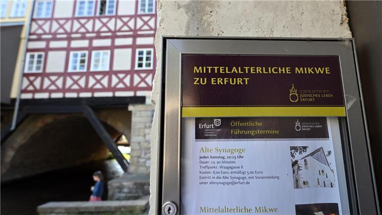 Jüdisch-mittelalterliches Erbe wird neues Unesco-Welterbe „Mittelalterliche Mikwe“ steht auf der Informationstafel am Eingang zum 2007 entdeckten mittelalterlichen Ritualbad (Mikwe).