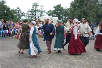 Mittelalterliche Tänze der Gruppe "Saltatoria Noctua" gehörten zum Schauprogramm des Mittelaltermarktes am Sonntag, 12. Juni, in Hagen.