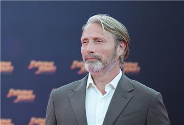Mittelname: Dittmann. Mads Mikkelsen sagt, irgendwo unter seinen Vorfahren seien Deutsche gewesen.