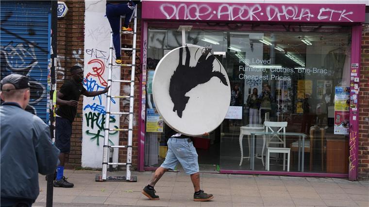 Banksy lässt am Londoner Zoo die Tiere frei Mitten am Tag stahlen Männer eines der Kunstwerke. (Archivbild)