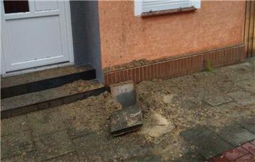 Mitten auf dem Gehweg in der Surfeldstraße hat in der Nacht zu Freitag ein Blitz eingeschlagen.