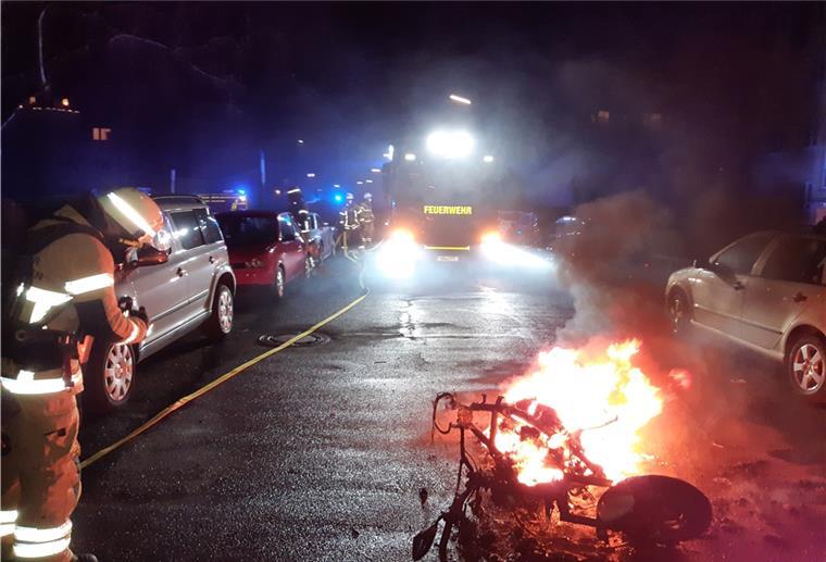 Bremerhaven: Motorroller brennt auf der Straße Mitten auf der Straße brennt ein Motorroller.