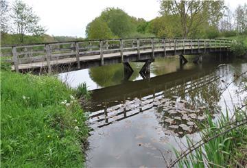 Mitten durch idyllisches Grün führt in Reinkenheide ein Rad-und Fußweg. Die Brücke soll saniert werden.