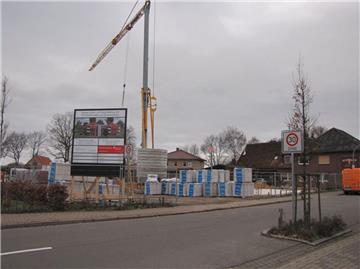 Mitten im Elsdorfer Ortskern entsteht derzeit ein neues Wohn- und Geschäftsgebäude. Weitere sind im Bau und sollen folgen.