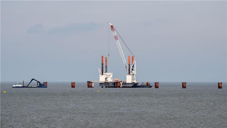 Schiff für zweites LNG-Terminal in Wilhelmshaven erwartet Mitten in der Jade wurde ein Anleger für das zweite schwimmende LNG-Terminal in Wilhelmshaven gebaut - das Spezialschiff „Excelsior“ soll nun anlegen. (Archivbild)