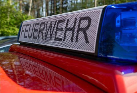  "Feuerwehr" ist auf dem Dach eines Einsatzfahrzeugs zu lesen. 